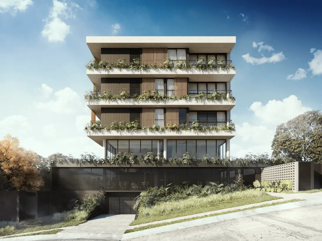 Um edifício residencial moderno de seis andares com varandas ajardinadas e grandes janelas de vidro, chamado "Klee Urban Habitat", sob um céu parcialmente nublado. A fachada combina elementos de madeira e concreto claro. Vegetação exuberante envolve a base do edifício e a entrada da garagem.